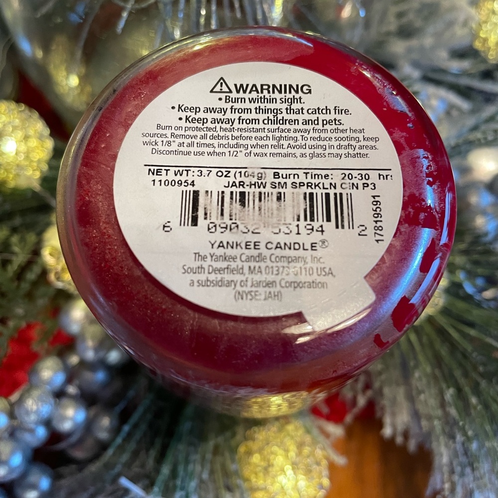 Yankee Candle Sparkling Cinnamon in Festive Red - Picture 2 of 4